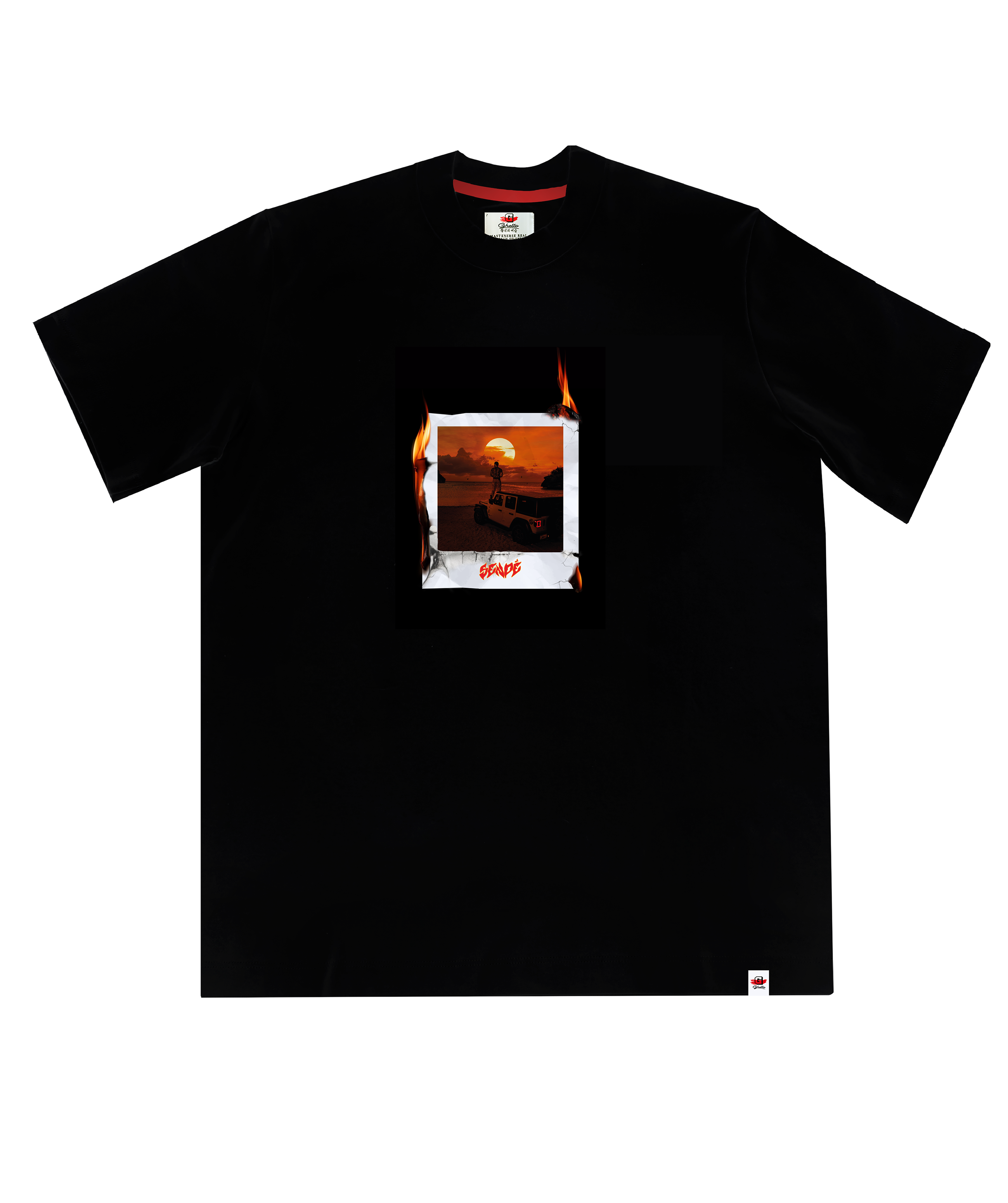 Camiseta negra con estampado del álbum SENDÉ, detalle del cover y diseño en serigrafía.